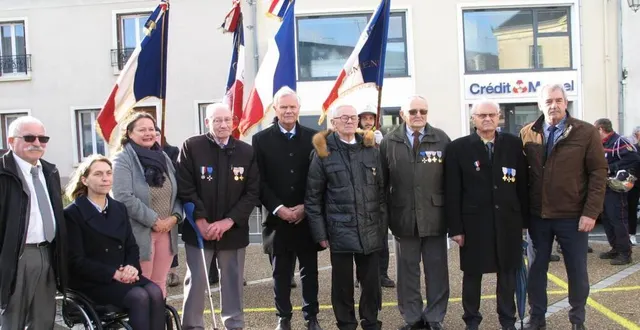 photo  les élus félicitant les récipiendaires  &copy;  le maine libre 