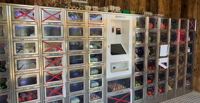 photo  le distributeur de légumes et d’œufs se trouve près de l’ancien restaurant de saint-biez-en-belin.  &copy;  le maine libre 