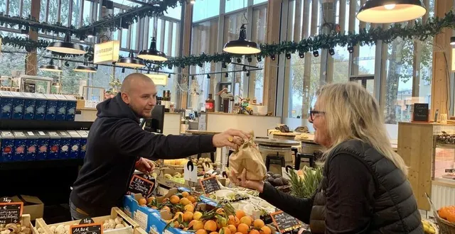 photo  à délicat’tess primeur d’ici et d’ailleurs, aux halles biltoki d’angers, les clients affluent généralement les week-ends.  &copy;  ouest-france 