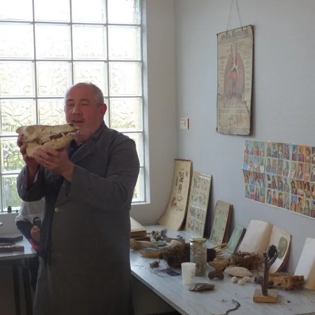 photo à l’époque, les leçons de choses se faisaient à partir des curiosités que ramenaient les écoliers à l’école.  ©  ouest-france