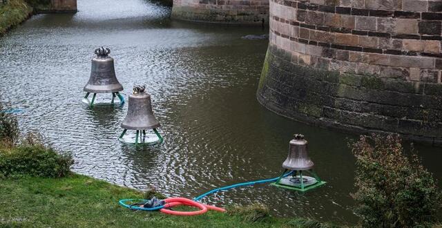 photo  les cloches de fontevraud ont été installées avec soin dans les douves du château des ducs. 