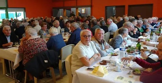photo  à la salle des loisirs, samedi, le comité des fêtes a offert le déjeuner aux habitants de plus de 70 ans. « chacun s’est inscrit via un formulaire publié dans le bulletin municipal.  au total, nous avons 128 convives », assure janine aveline, la présidente. les heureux invités ont apprécié le menu et l’animation assurée par jean-marc bry.  &copy;  ouest-france 