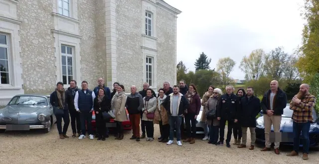 photo  une bonne vingtaine de personnes, participant au road trip organisé par benoît lucas, ont déjeuné au château.  &copy;  le maine libre 