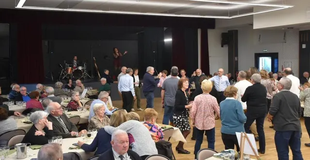 photo  concert, danse, animation ont rythmé le repas des aînés.  &copy;  le maine libre 
