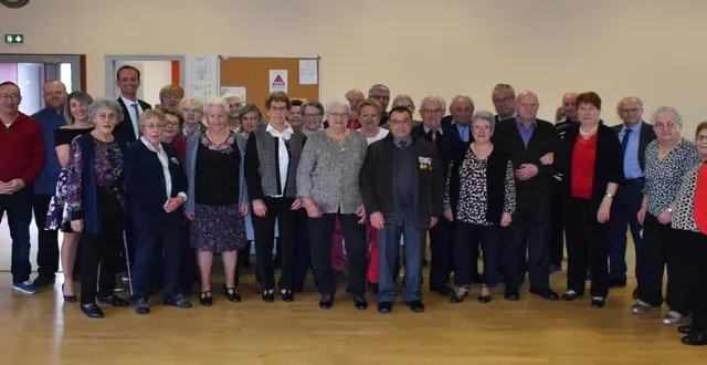 photo  anciens combattants et aînés de la commune réunis.  &copy;  le maine libre 