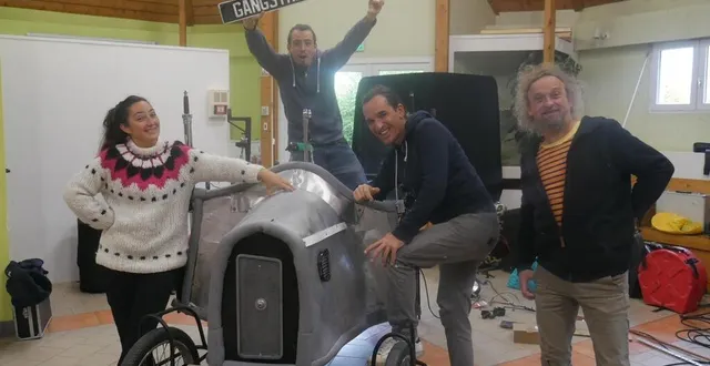 photo  les musiciens de gangstar fanfare ont installé de nouveaux éléments pour son char avant de se lancer dans une nouvelle tournée.  &copy;  ouest-france 