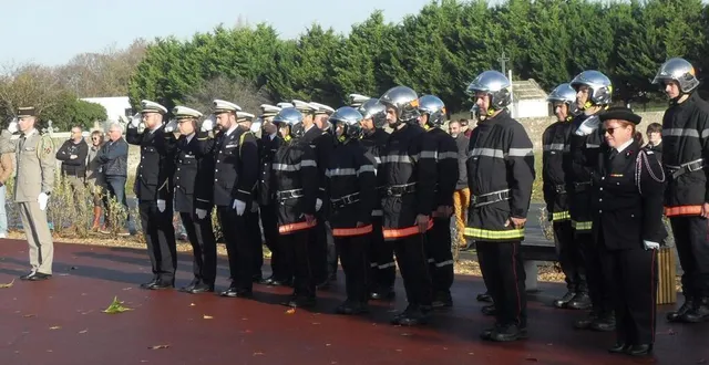 photo  les détachements de la base 133 de nancy et des sapeurs pompiers locaux présents à la cérémonie.  &copy;  le maine libre 
