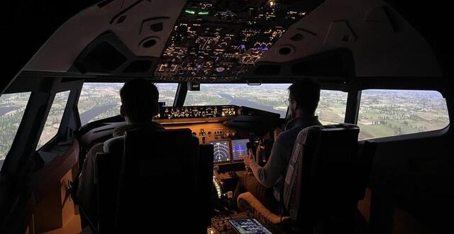 photo  à bord d’une vraie réplique d’un cockpit d’un boeing 737, « le plus beau bureau du monde », selon maxence cesari beauchêne, vous devrez poser l’avion en toute sécurité sur la piste d’atterrissage. 