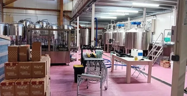 photo  l’atelier de fabrication de la microbrasserie artisanale bizarre pour produire des bières bios atypiques, avec des bouteilles consignées ou en fûts.  &copy;  le maine libre 
