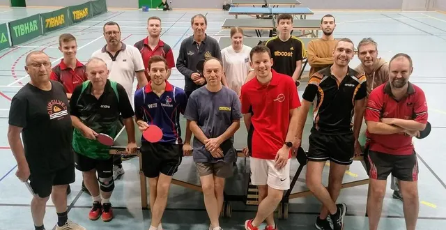 photo  les membres du bureau de la section tennis de table de laigné – saint-gervais et quelques adhérents lors d’un entraînement.  &copy;  le maine libre 