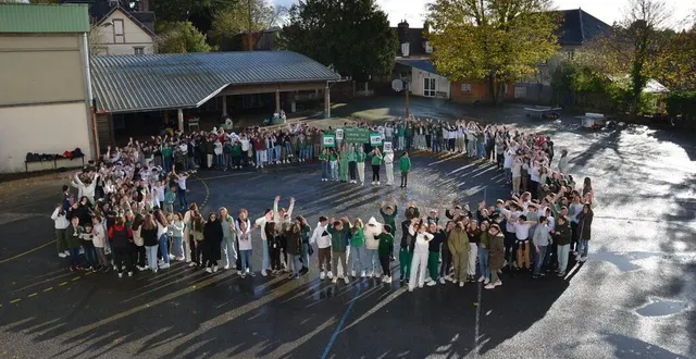 photo  des collégiens mobilisés pour sensibiliser et lutter contre le harcèlement.  &copy;  ouest-france 