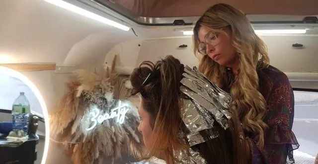 photo  dans l’orne, une jeune coiffeuse de 21 ans propose ses services dans quatre communes du département qui n’ont pas de salon de coiffure. les habitants peuvent venir se faire coiffer à bord d’une caravane aménagée. ceux qui passent entre les mains d’inès renouf se sentent privilégiés.  &copy;  ouest-france 