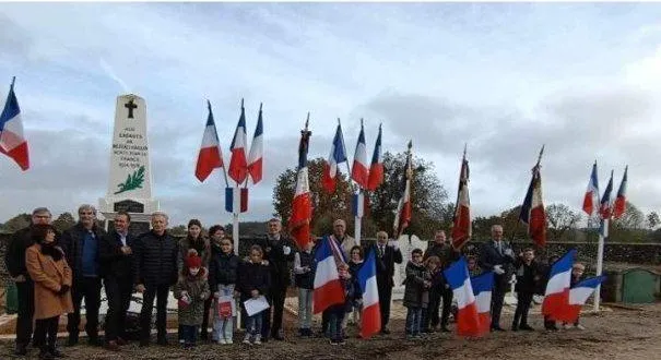 photo  le maire guy cosme, ses conseillers, les porte-drapeaux et de nombreux macériens ont participé à la commémoration de l’armistice du 11 novembre.  &copy;  ouest-france 