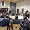 photo les participants au forum des mobilités étaient répartis sur trois tables où ils ont échangé sur trois thèmes : les courtes, les moyennes et les longues distances.