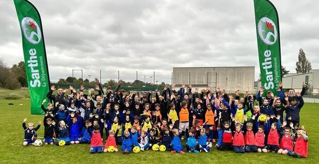 photo  les jeunes du club heureux de partager leur entraînement avec des joueuses du mans fc.  &copy;  le maine libre 