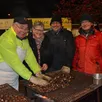 photo  jean yvard (à gauche) participait à de nombreux événements, comme le marché de noël de rai où il faisait griller les marrons. 