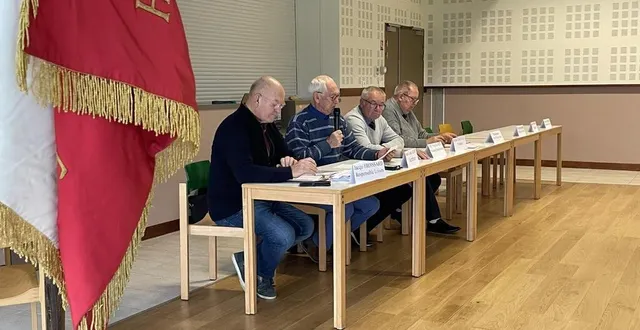 photo  l’assemblée générale accueillait yves suard, le président de l’union nationale des combattants de la sarthe (3e en partant de la gauche)  &copy;  ouest-france 