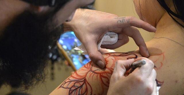 photo  six tatoueurs seront au musée d’art naïf et d’arts singuliers (manas), samedi 18 novembre, pour dessiner des tatouages uniques inspirés des œuvres du musée (photo d’illustration). 