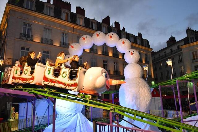 Tout comme la chenille bonhomme de neige place du Bouffay aarchives PO-Nathalie Bourreau photo tout comme la chenille bonhomme de neige place du bouffay © aarchives po-nathalie bourreau