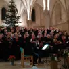 photo  la chorale harmonia, en vêtement noir et écharpe rouge, sera en concert avec l’ensemble euterpia, sous la direction de magali le moine (à droite). 