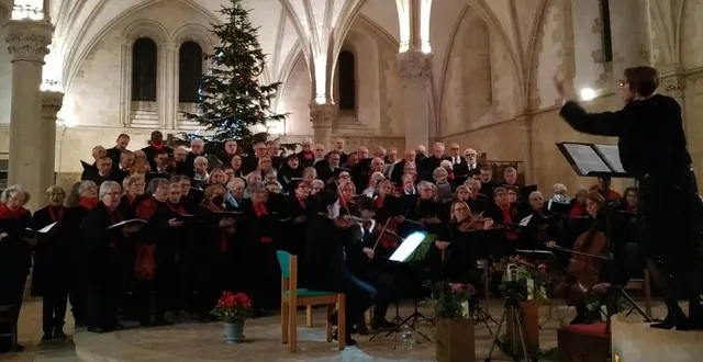 photo  la chorale harmonia, en vêtement noir et écharpe rouge, sera en concert avec l’ensemble euterpia, sous la direction de magali le moine (à droite).  &copy;  ouest-france 