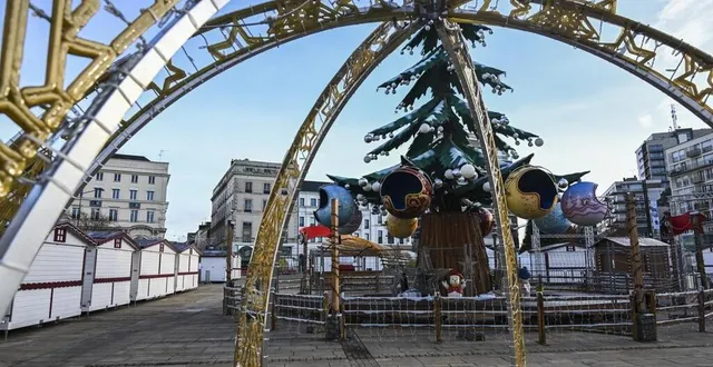 photo  attraction majeure du centre-ville, le marché de noël est en pleins préparatifs pour être opérationnel le samedi 25 novembre 2023.  &copy;  le maine libre – denis lambert 