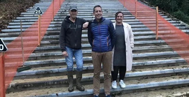 photo  jean-rené poupon, sylvain et delphine beury, au pied des trente marches qui constituent le juge de paix du parcours belmontais. sur la gauche, des panneaux indiquent le nombre de marches qu’il reste à gravir.  &copy;  ouest-france 