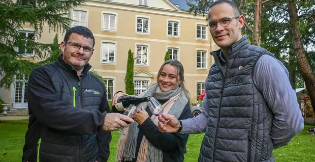 photo  arnaud gauvain (à droite) réunit ce week-end une quinzaine de vignerons au marché de noël du château de la vaudère  &copy;  photo le maine libre - yvon loué 