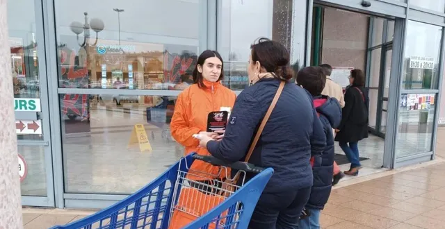 photo  une militante de l’association l214 en tractage, samedi 18 novembre 2023, devant un hypermarché du mans.  &copy;  l214 le mans 