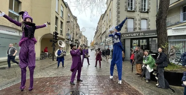 photo  avec ses deux échassières, la fanfare chik et chok propose un spectacle de théâtre de rue autant que de musique.  &copy;  ouest-france 