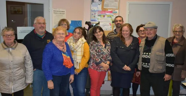 photo  depuis des semaines une vingtaine de bénévoles préparent le marché de noël du samedi 2 décembre.  &copy;  le maine libre 