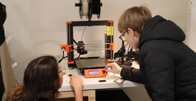 photo  louis suit aux côtés de séléna, l’animatrice, la conception du pneu qu’il a modélisé sur un ordinateur.  &copy;  ouest-france 