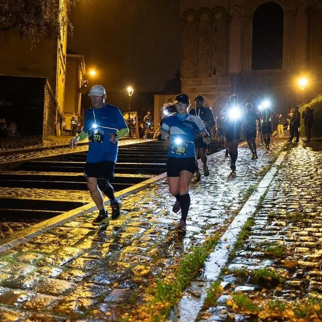 photo la descente de la cathédrale saint-maurice sur des pavés rendus glissants par la pluie.  ©  co – régine lemarchand