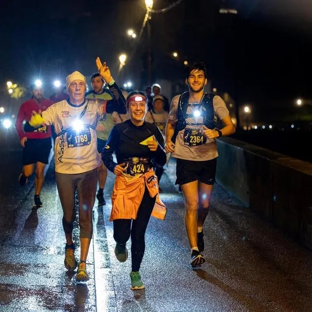 photo la course a lieu de nuit, en ville.  ©  co – régine lemarchand