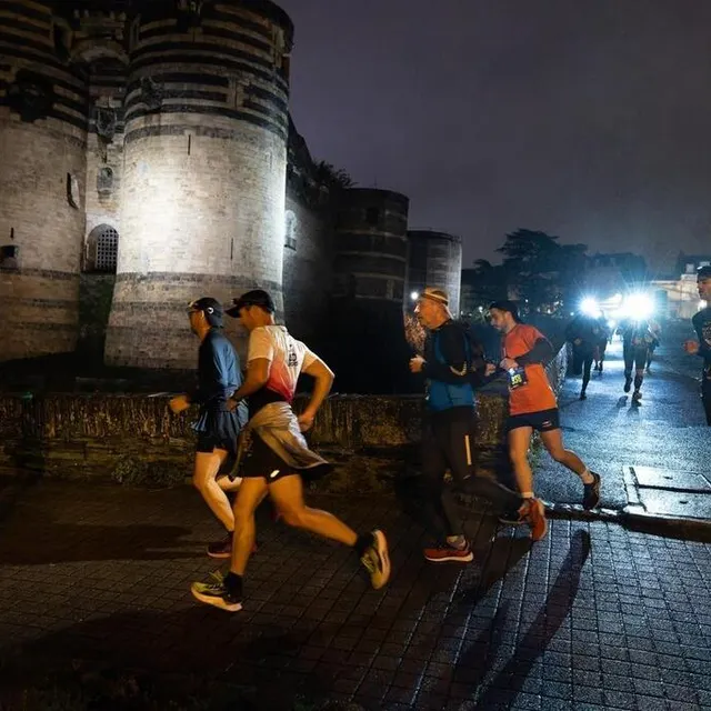 photo les coureurs sont passés au pied du château.  ©  co – régine lemarchand