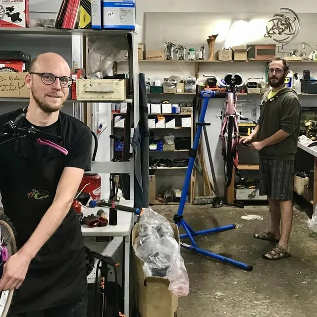 photo stefan schmidt et clément marjchzak proposent des électrifications de vélos.  ©  archives ouest-france