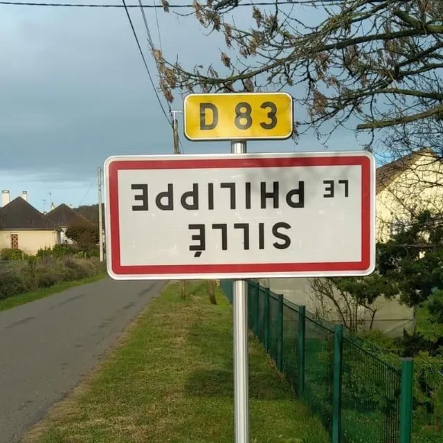 photo les jeunes agriculteurs de la sarthe revendiquent être les auteurs de différents retournements de panneaux dans le département.  ©  ja72