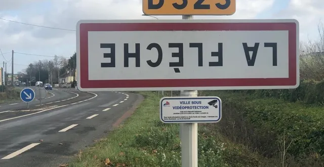photo  les jeunes agriculteurs du canton de la flèche ont retourné plusieurs panneaux d’entrée d’agglomération ce dimanche 19 novembre.  &copy;  le maine libre 
