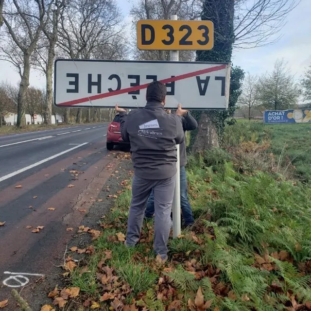 photo les jeunes agriculteurs de la flèche ont mené leur action ce dimanche matin.  ©  ja de la flèche