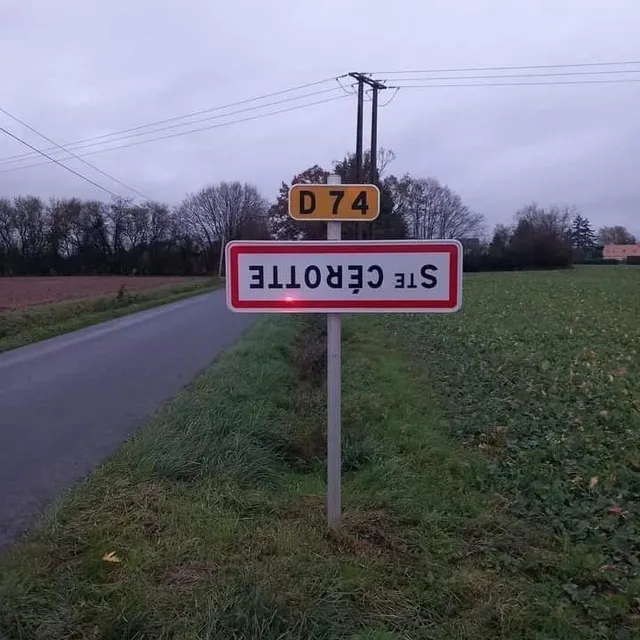 photo un panneau retourné à sainte-cérotte.  ©  ja 72