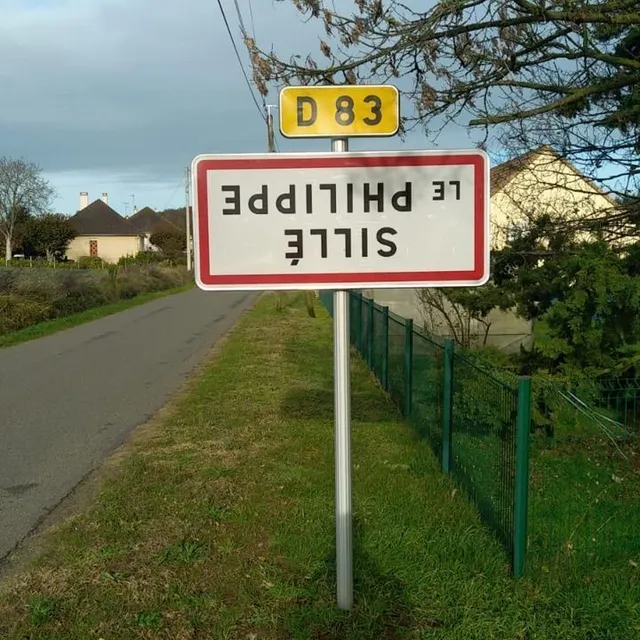 photo un panneau retourné à sillé-le-philippe.  ©  ja 72