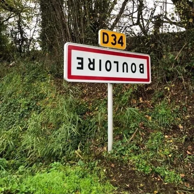 photo un panneau retourné à bouloire.  ©  ja 72