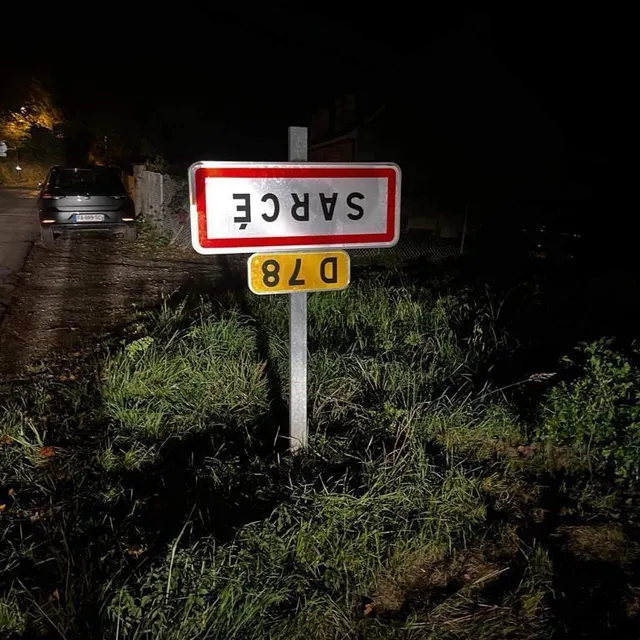 photo un panneau retourné à sarcé.  ©  ja 72