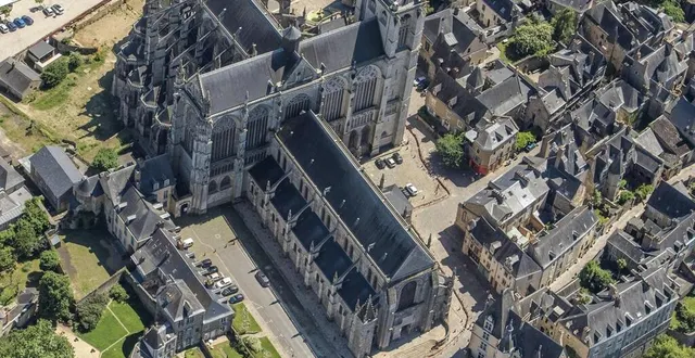 photo  la cathédrale saint-julien du mans, la plus belle de france ? dans le tournoi lancé par l’application henoo, c’est aux internautes de voter !  &copy;  archives 