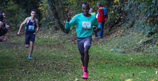 photo  au coude-à-coude sur la majorité du parcours, samuel kibet a distancé le français yann schrub dans les dernières portions.  &copy;  le maine libre 