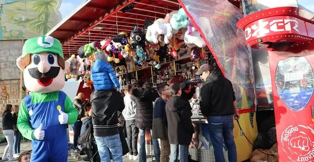 photo  pour le premier dimanche de la fête foraine 2023 de sablé-sur-sarthe, luigi et son compagnon mario bros étaient de la partie.  &copy;  ouest-france 