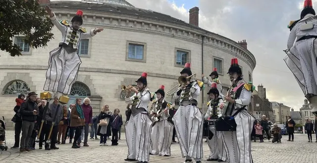 photo  la compagnie les jouets, devant la halle au blé.  &copy;  ouest-france 
