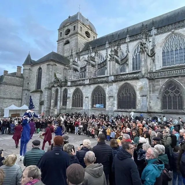 photo des centaines de personnes étaient réunies place de la magdeleine, à alençon, dimanche 19 novembre, pour le final de la grande parade du festival tous cuivrés.  ©  ouest-france