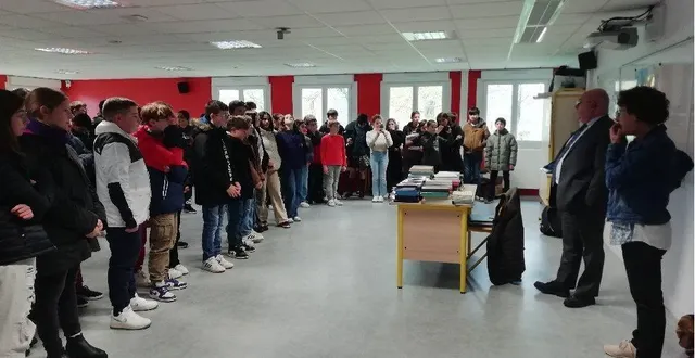 photo  le principal a félicité les élèves avant la distribution les récompenses par isabelle vallée.  &copy;  ouest-france 