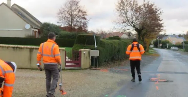 photo  les employés de détect réseaux ont effectué des recherches de réseaux enfouis route de maquère et ont réalisé les marquages.  &copy;  le maine libre 